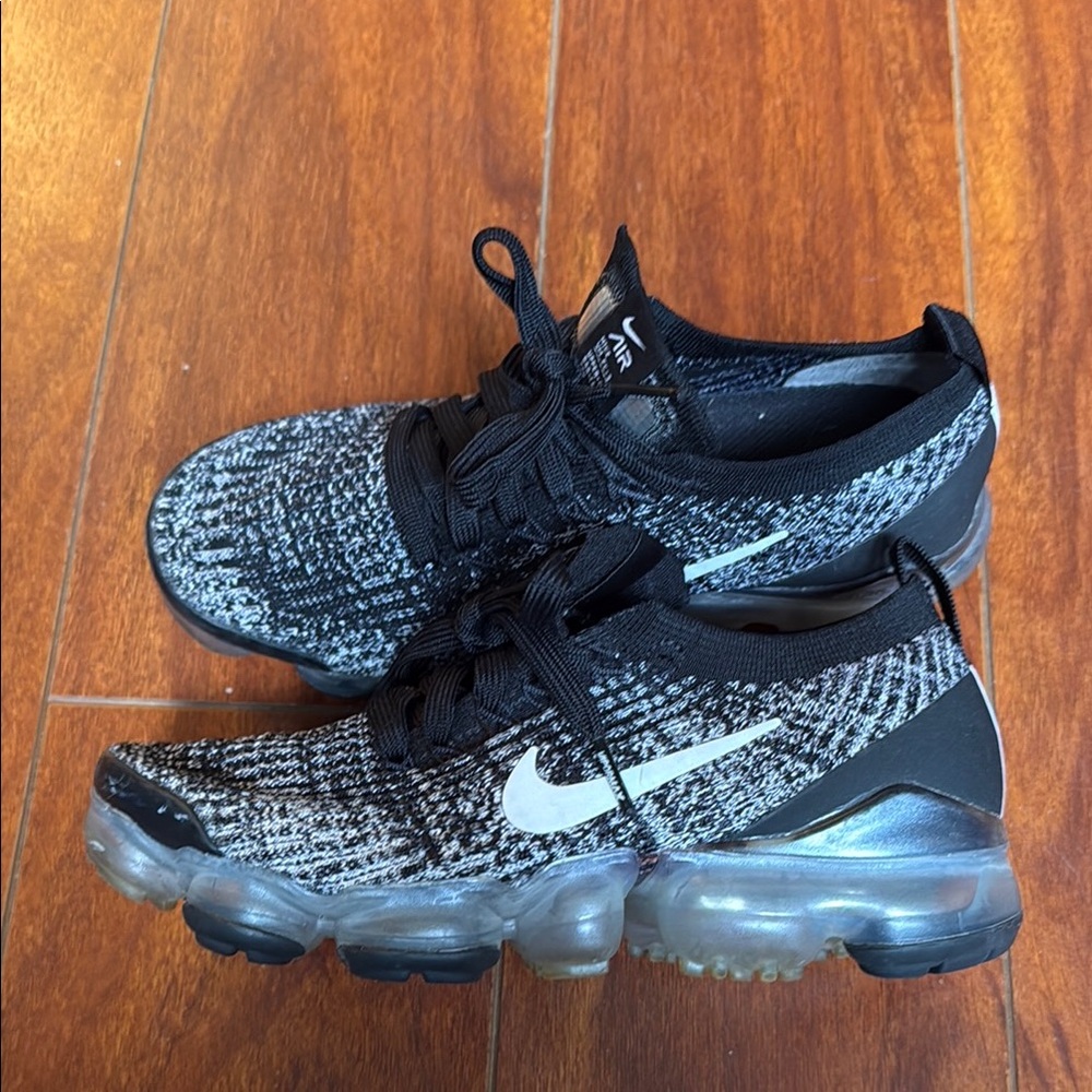 Vapor Max Nike Air Knit Black and White Shoes